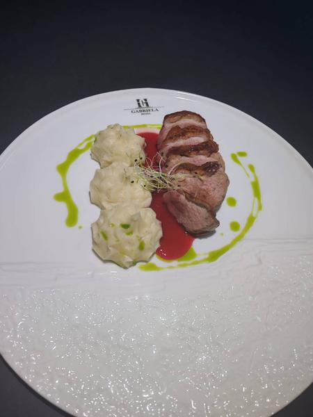 Piept de Rață și piure cu trufe,sos de fructe de pădure  /1 Bucată (400 GR)